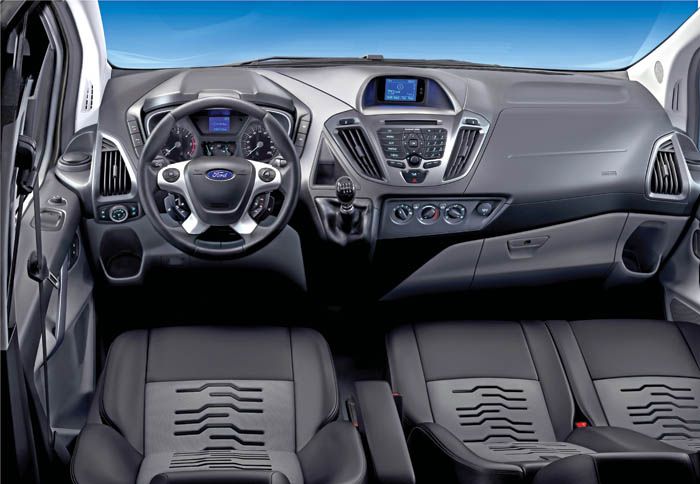 Το εσωτερικό του νέου Ford Transit Custom είναι δυναμικό σχεδιαστικά, με πολύ καλή ποιότητα υλικών, μεγάλους χώρους και ένα υψηλό επίπεδο ασφάλειας.